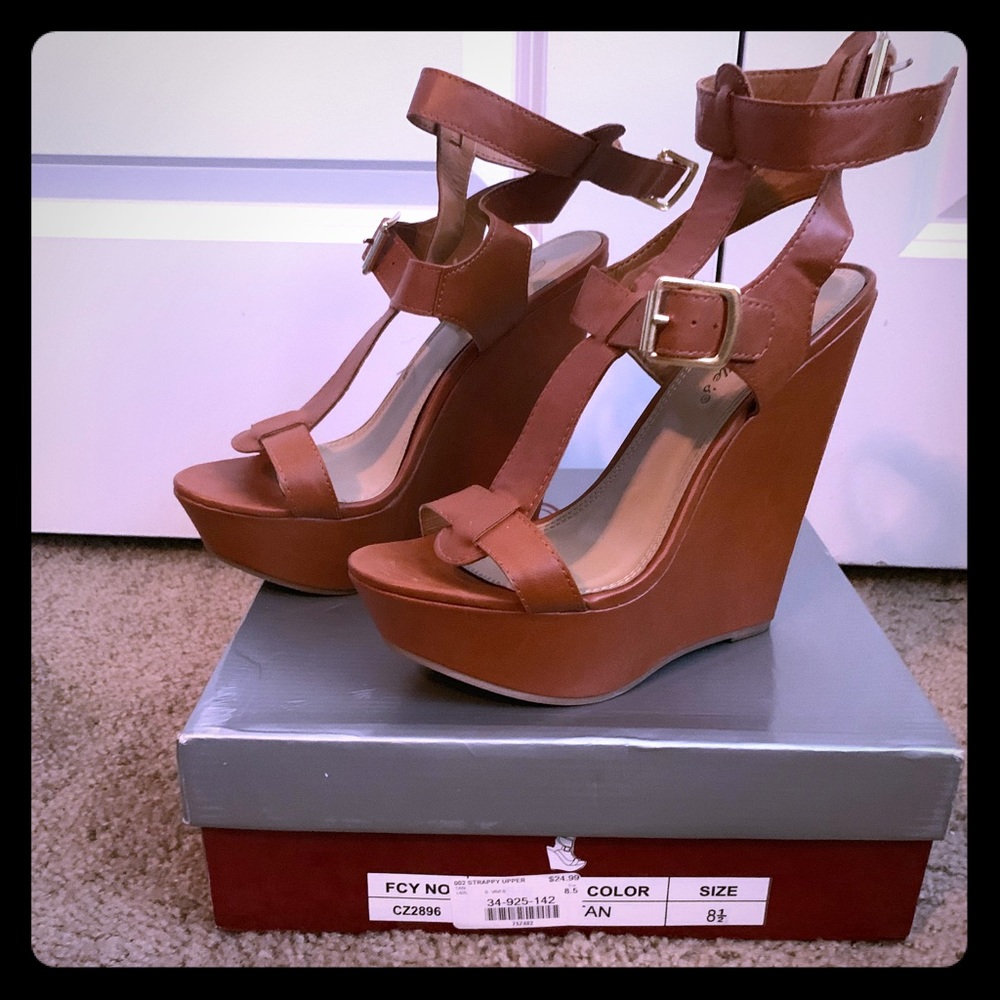 Breckelle’s Tan Wedge Sandal